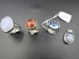 trois bagues et une bague sertie d'une topaze bleue et d'une topaze blanche