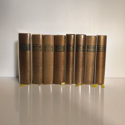 six livres sont alignés sur une surface blanche