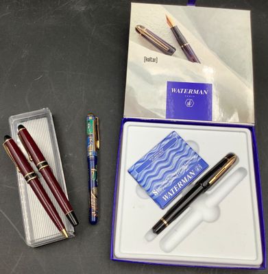 deux stylos et un bloc-notes posés sur une table