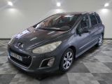 la voiture grise est garée dans le garage sur le sol en damier