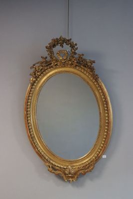 un miroir accroché au mur d'une pièce