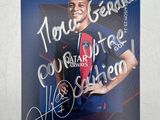 un gros plan sur une affiche représentant un homme en tenue de foot