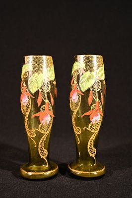 deux vases posés sur une surface noire