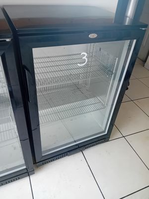 deux portes vitrées ouvertes donnant sur un sol carrelé