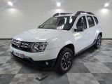 une photo d'une dacia blanche garée sur un sol en damier