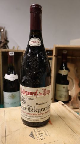 Une bouteille Châteauneuf du pape Le Télégraphe de 2007, Vallée d...