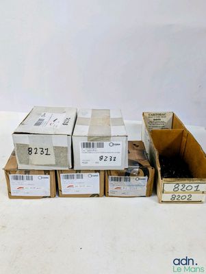 Plusieurs piles de cartons sont empilées les unes sur les autres