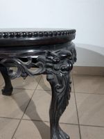 Petit guéridon circulaire en bois noirci sculpté de tête de … (photo 3)