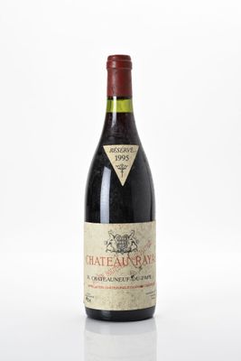 une bouteille de vin rouge avec une étiquette du Château Latour