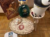 une petite table sur laquelle se trouve un panda, dans la salle de bains