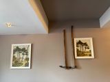 deux tableaux encadrés accrochés au mur au-dessus d'un lit