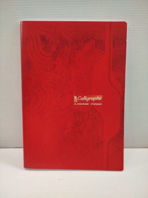 Le livre est rouge et porte un logo doré.
