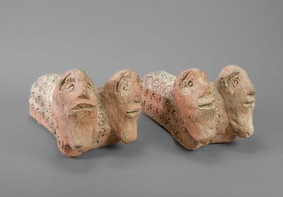 une paire de figurines anciennes en argile représentant un homme et une femme