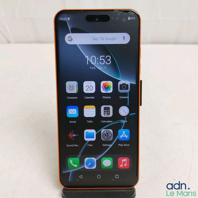 l'arrière d'un téléphone portable noir et orange posé sur une surface blanche