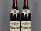 deux bouteilles de vin rouge posées sur une table