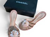 sandales Chanel en cuir rose ornées d'un motif floral