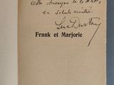un livre ouvert sur lequel figure un titre écrit à la main