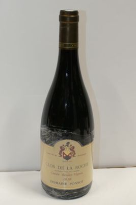 une bouteille de vin posée sur une table