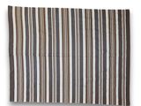 un tapis rayé marron et blanc sur fond blanc
