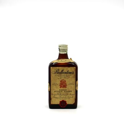 Une bouteille de whisky Ballant's à l'ancienne sur fond blanc