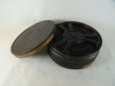 deux bobines posées sur une table