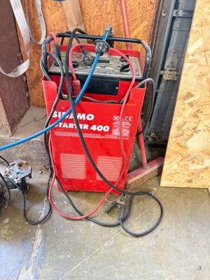 une photo d'un poste à souder rouge dans un garage
