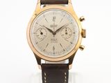 Gros plan sur une montre avec un bracelet en cuir marron