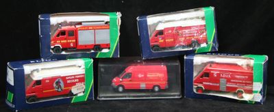 quatre camions de pompiers rouges sont représentés dans un cadre sur fond noir