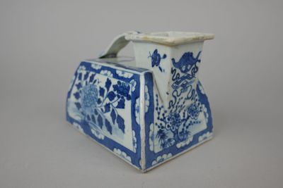 un vase bleu et blanc avec un couvercle sur une table
