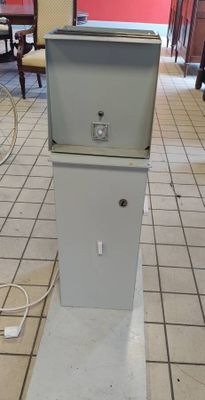 une machine posée par terre dans un restaurant