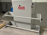 une machine posée sur une table dans une pièce