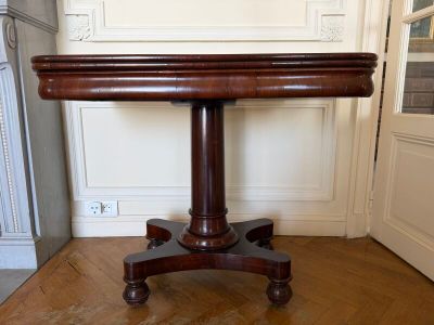 une table en bois avec un plateau en bois posée sur un parquet en bois dur