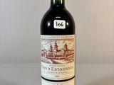 une bouteille de vin posée sur une table