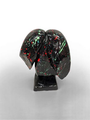 une image représentant une statue d'éléphant noire et rouge sur fond blanc