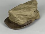 un chapeau posé sur une table