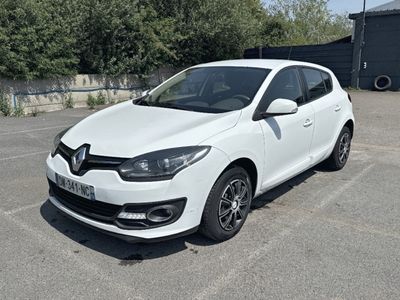 la photo d'une voiture blanche garée dans un parking