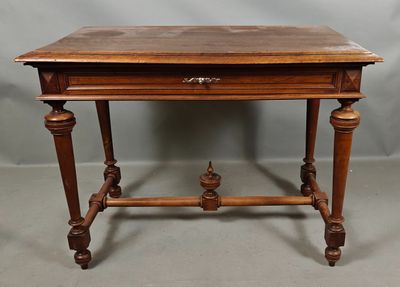 une vieille table en bois surmontée d'un tiroir