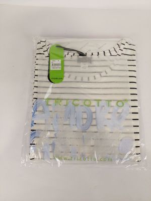 un t-shirt blanc à rayures noires, avec une étiquette verte