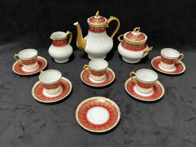 les nombreuses tasses et soucoupes qui se trouvent sur la table