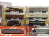 beaucoup de petits trains qui se trouvent dans le paquet