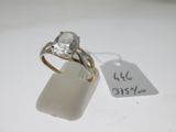 une bague sertie d'une pierre blanche, avec une étiquette de prix