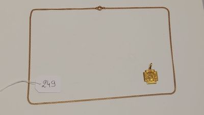 collier et boucles d'oreilles plaqués or, ornés d'une image représentant un château