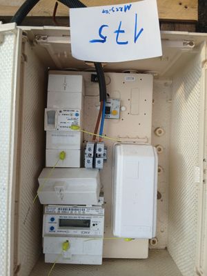 une boîte contenant de nombreux appareils électriques