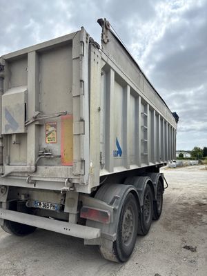 une photo d'un camion-benne garé sur un parking