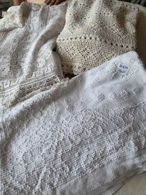 une femme allongée dans son lit, recouverte d'une couverture