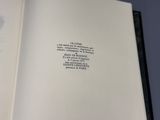 un livre ouvert avec l'image d'un oiseau dessus