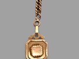 une image représentant un pendentif en or orné d'un petit carré