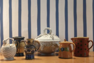 de nombreux types de tasses posées sur une table