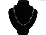 gros plan d'un collier sur un mannequin sur fond blanc
