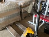 un chariot sur lequel est posé un matelas, dans une pièce